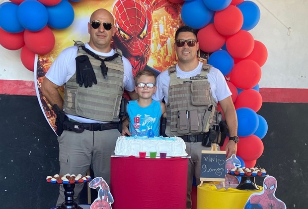 Brigada Militar de Taquara surpreende menino em sua festa de aniversário