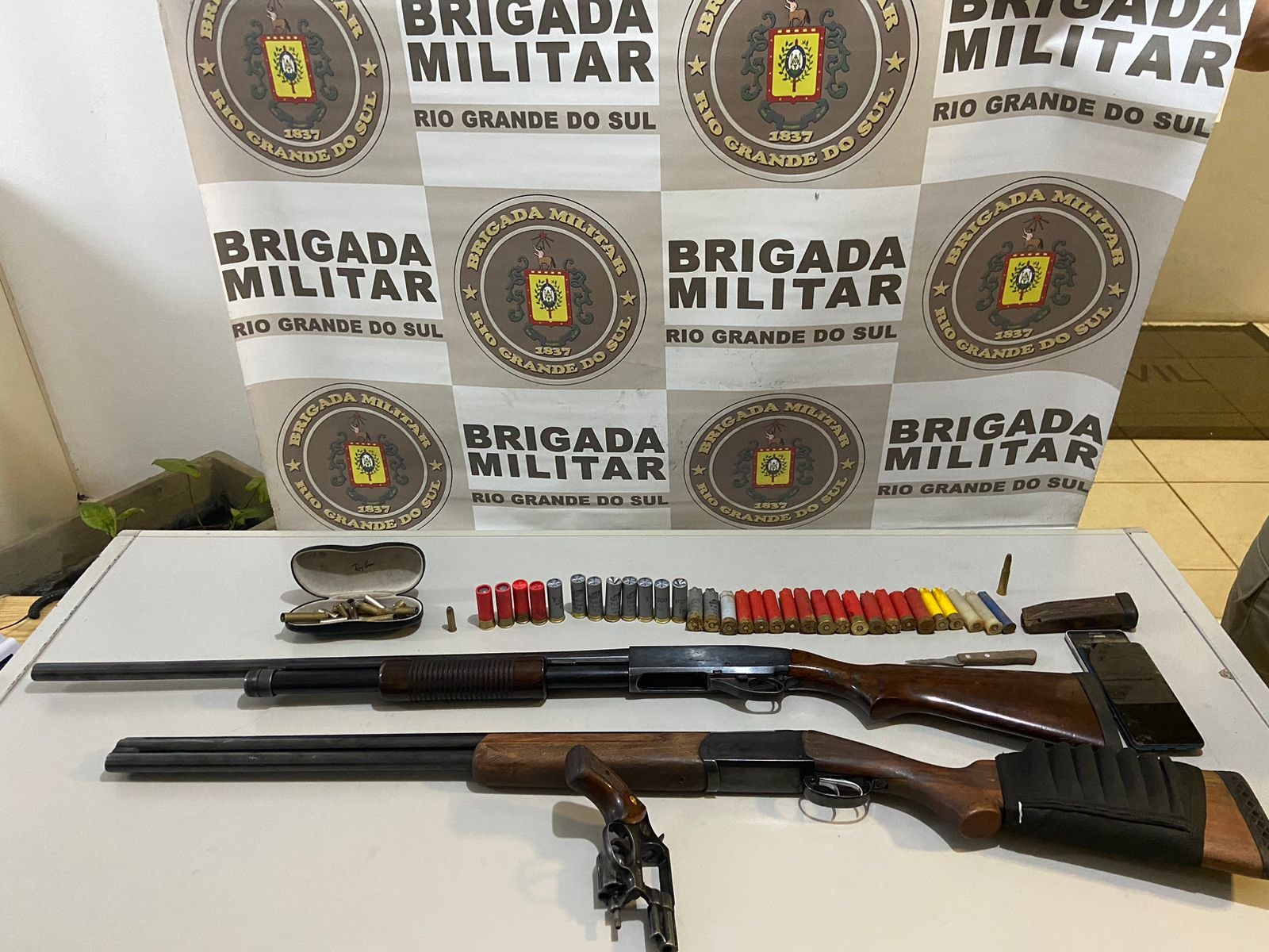 Brigada Militar de Taquara realiza prisão e apreensão de armas durante operação Choque de Ordem