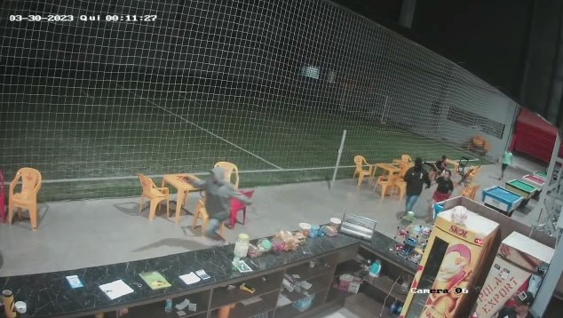 Frequentadores e funcionário de quadra de esportes são vítimas de assalto em Parobé