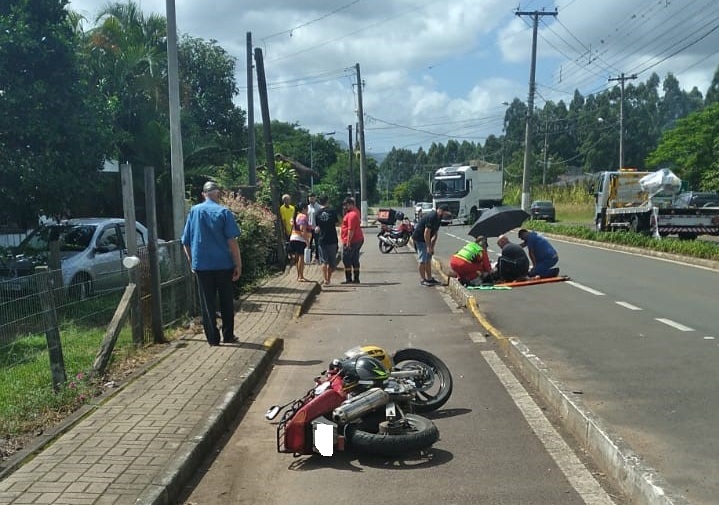 Jovem fica ferido e mulher tem perna amputada após colisão entre carro e moto em Rolante