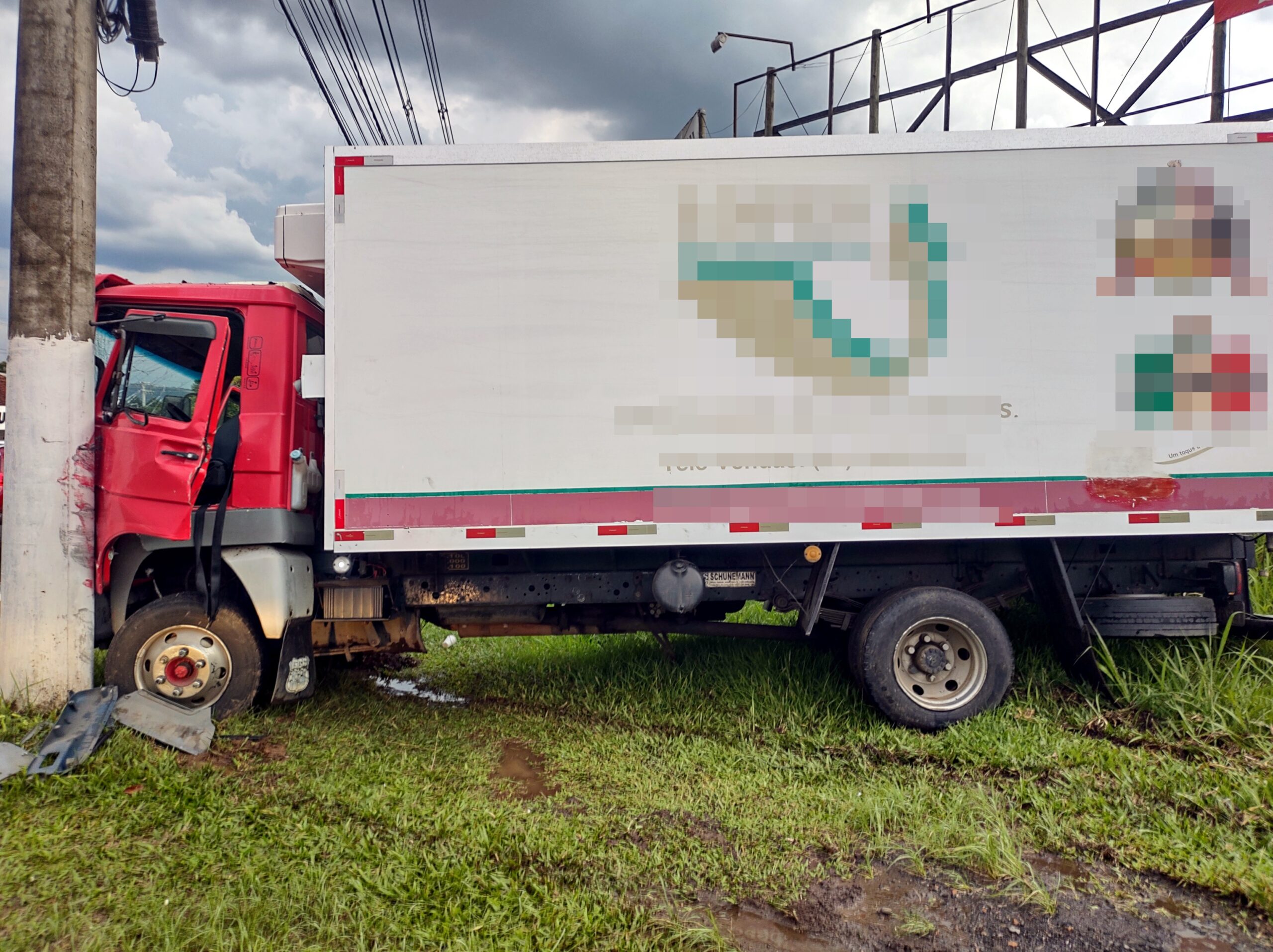 Caminhão colide em poste na ERS-020 em Taquara