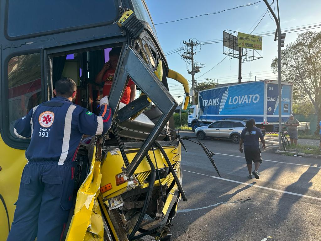 Colisão entre caminhão e ônibus deixa três feridos em Taquara; veja fotos