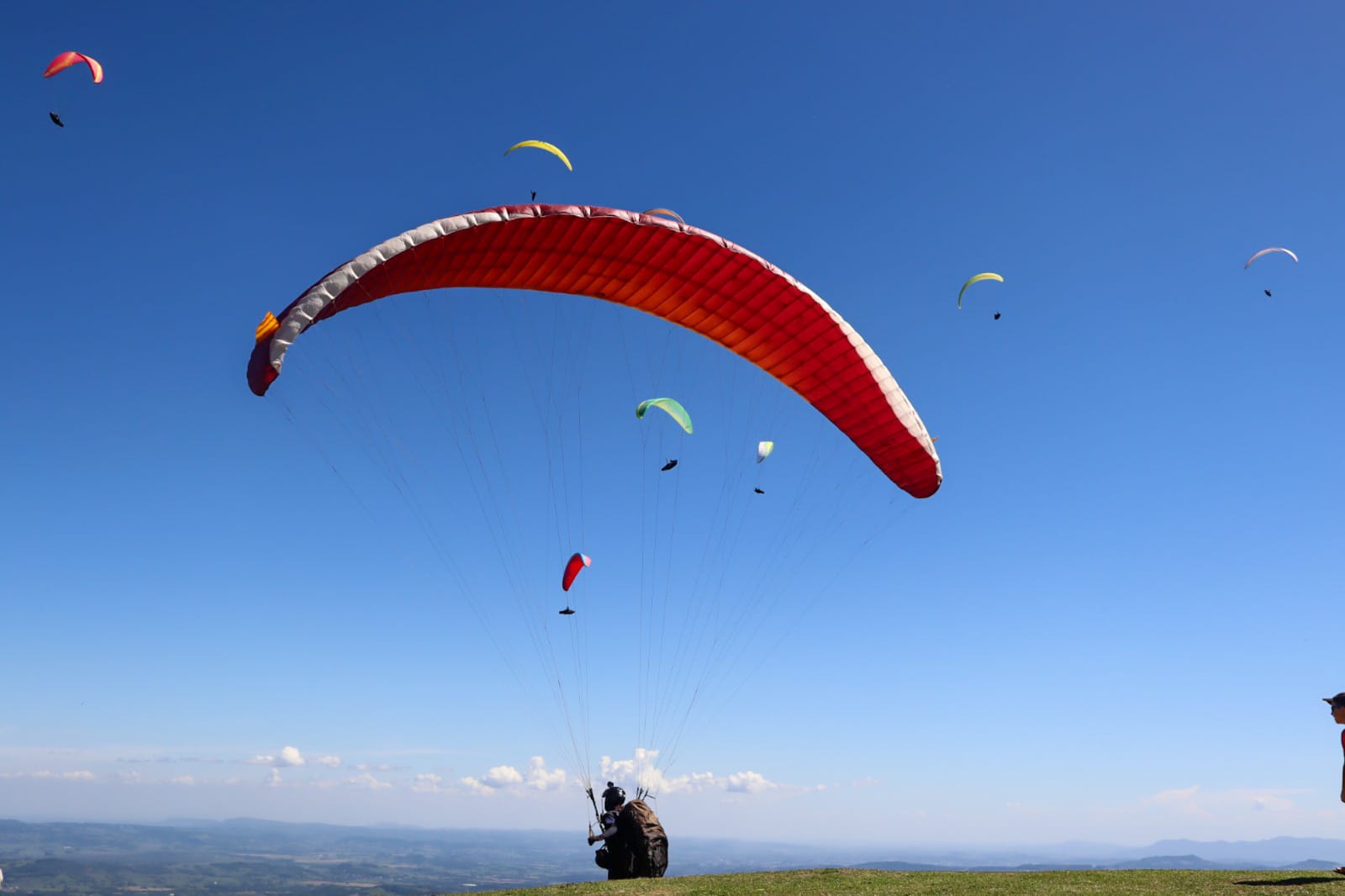 Mais de 50 pilotos participam de Campeonato de Parapente no Parque da Asa Delta em Rolante