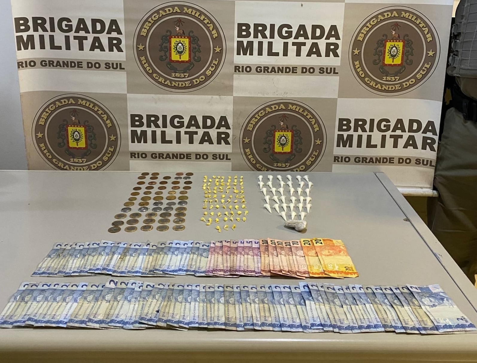 Três pessoas são presas e um adolescente é apreendido por tráfico de drogas em Taquara