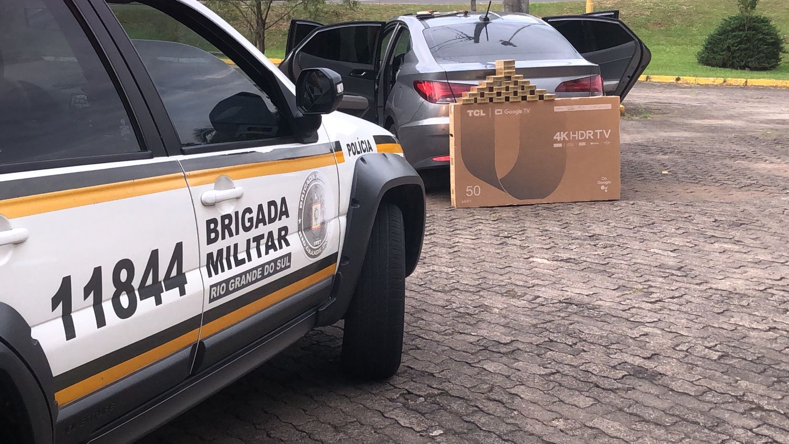 Trio é preso em Igrejinha com televisor e caixas de bombons furtadas em Gramado e Canela