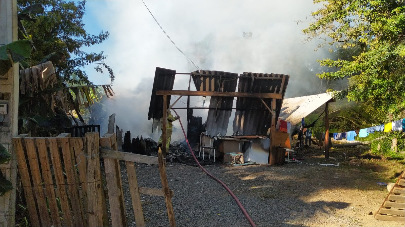 Casa fica destruída após incêndio em Parobé