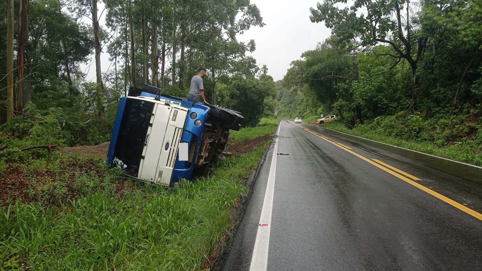 Caminhão tomba na ERS-020 em Taquara