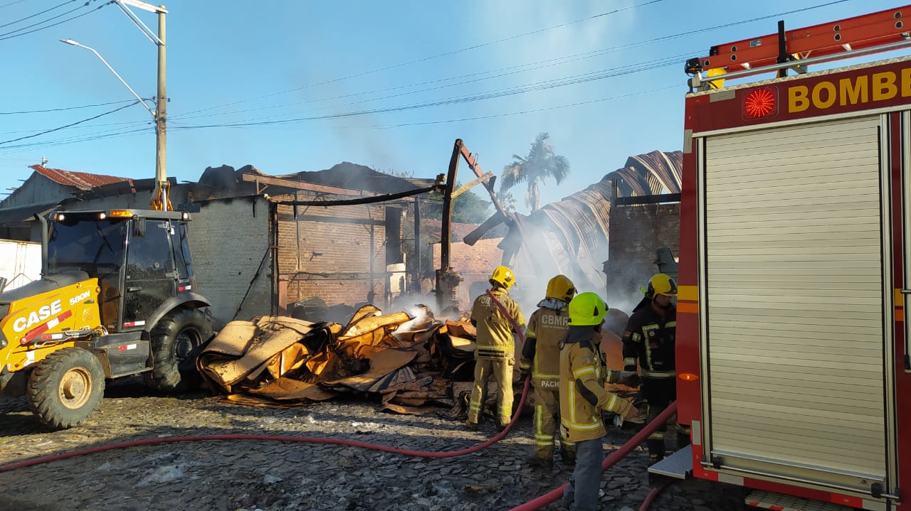 Fogo destrói galpão em depósito de desmanche de veículos em Parobé - Veja vídeo