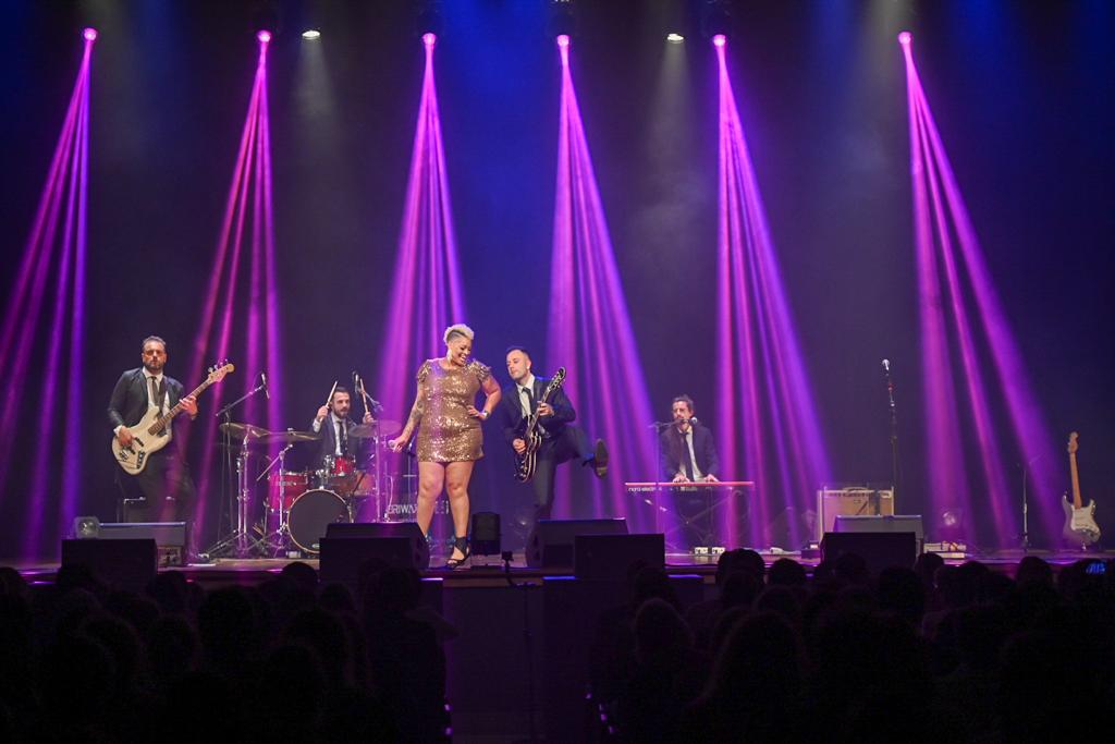 Diva internacional do blues lota o Centro de Eventos da Faccat em evento de celebração ao Dia da Mulher