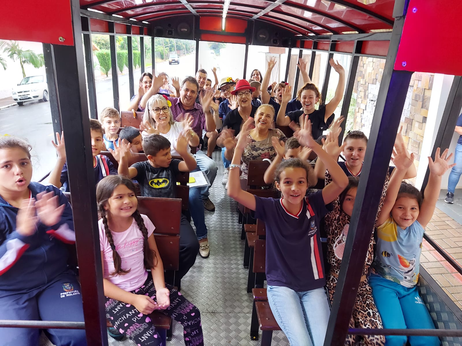 Secretaria de Educação, Esportes e Turismo de Rolante proporciona passeio de trenzinho aos alunos das três redes de ensino
