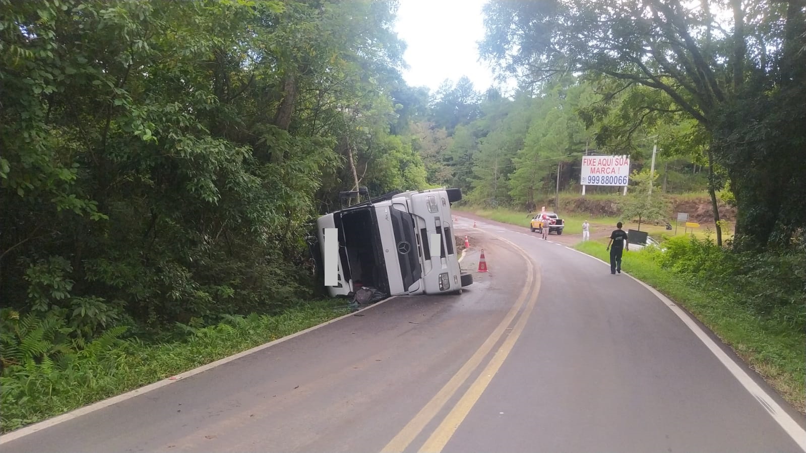 Trecho da ERS-020 é totalmente bloqueado para retirada do caminhão que tombou na ERS-020 em Três Coroas