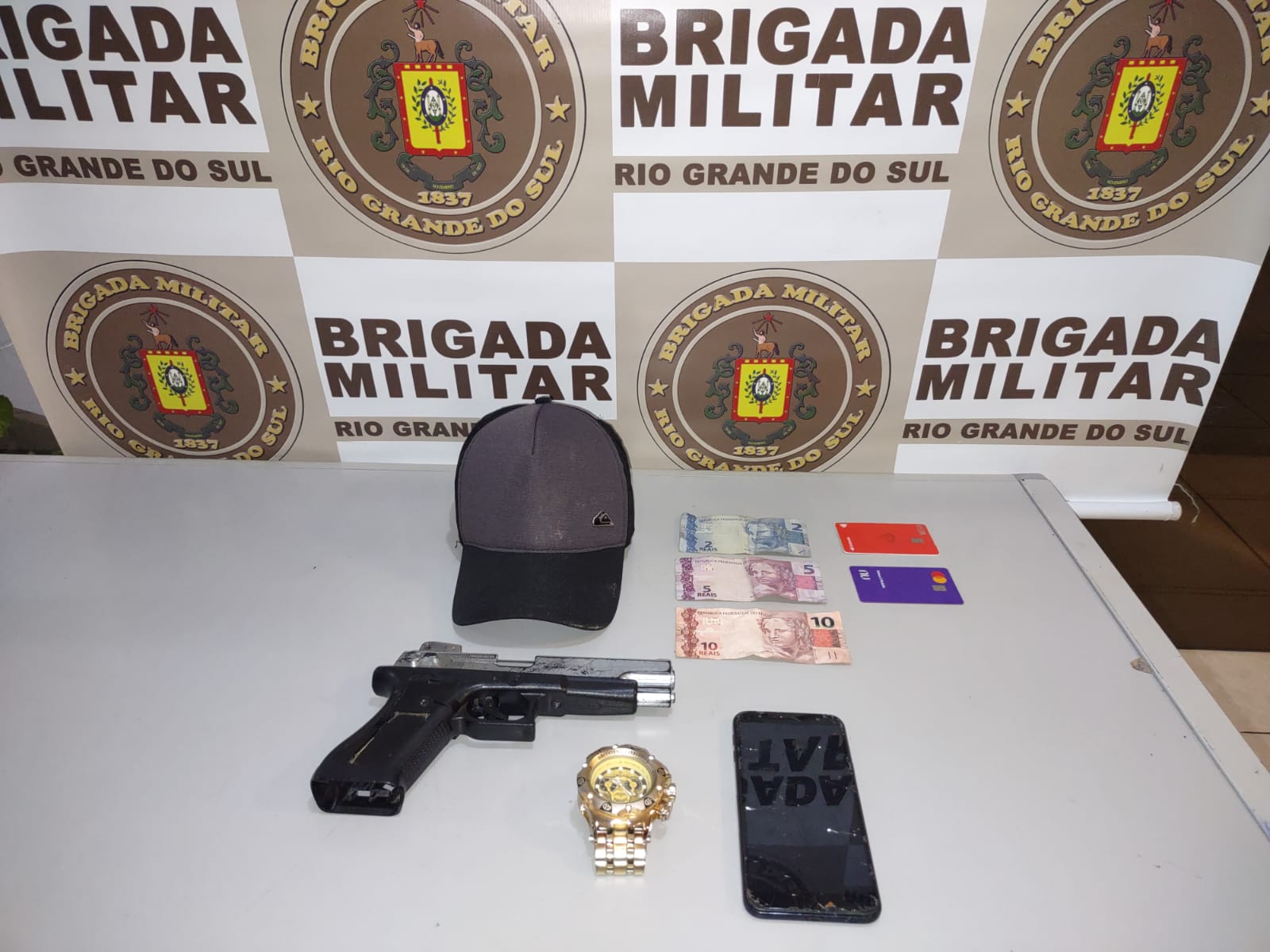 Homem é preso pela Brigada Militar logo após assaltar pedestre na ERS-020 em Taquara