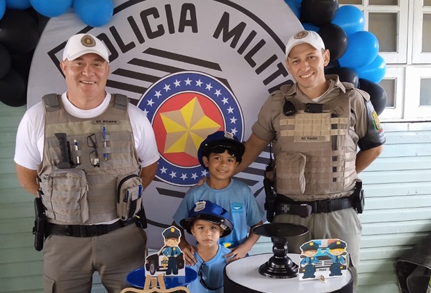 Irmãos recebem a visita da Brigada Militar de Taquara em sua festa de aniversário
