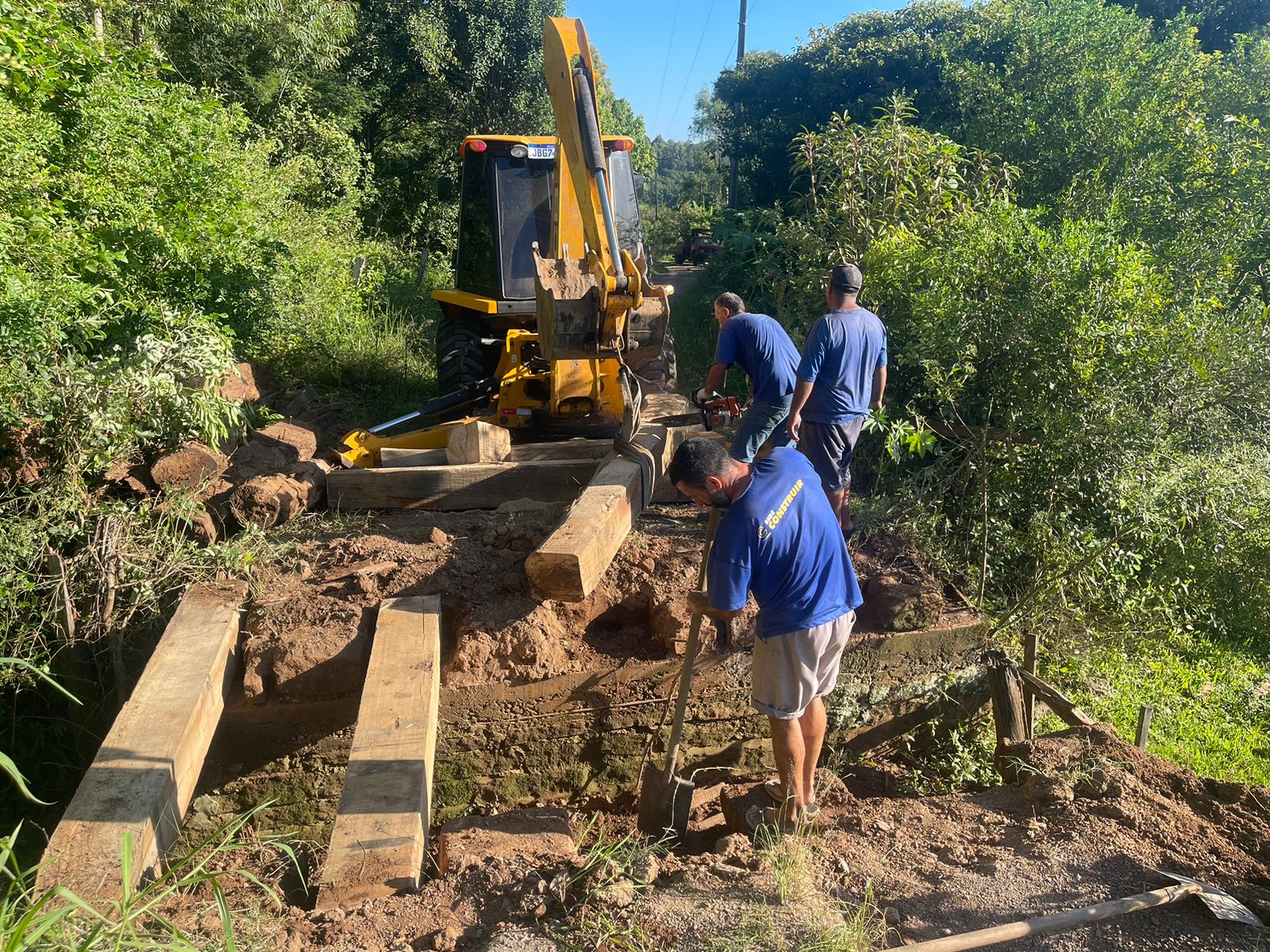 Secretaria de Obras e Serviços de Taquara realiza reforma em pontilhão do Bairro Alto Tucanos