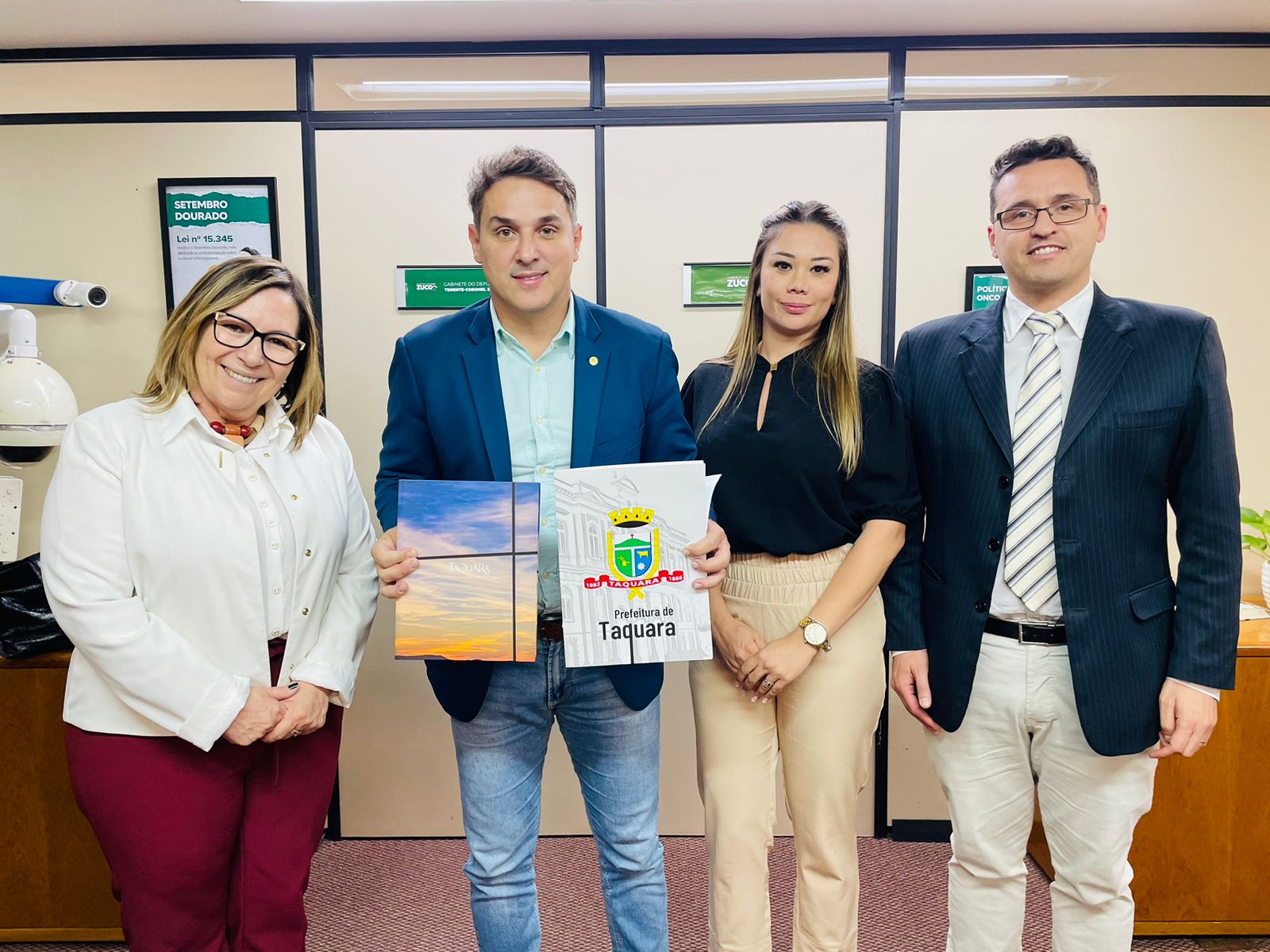 Prefeita de Taquara entrega solicitações de emendas ao deputado federal tenente-coronel Zucco