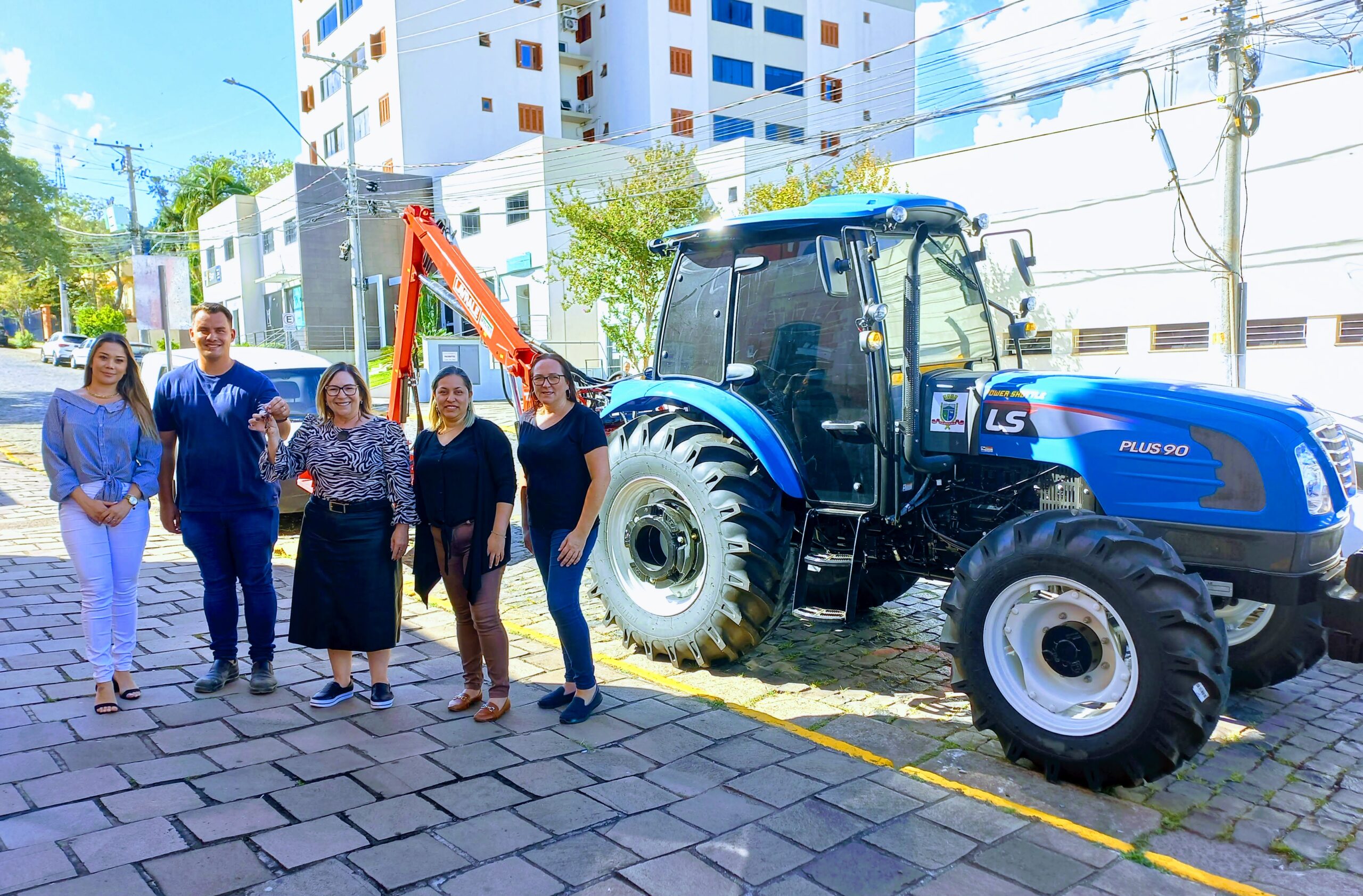 Novo trator roçadeira é adquirido pela Prefeitura de Taquara