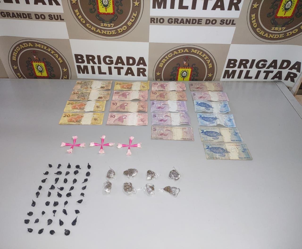 Dois homens são presos por tráfico de drogas em Taquara