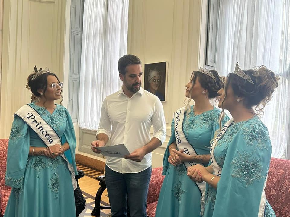 Soberanas do 35º Aniversário de Riozinho entregam convite ao governador Eduardo Leite