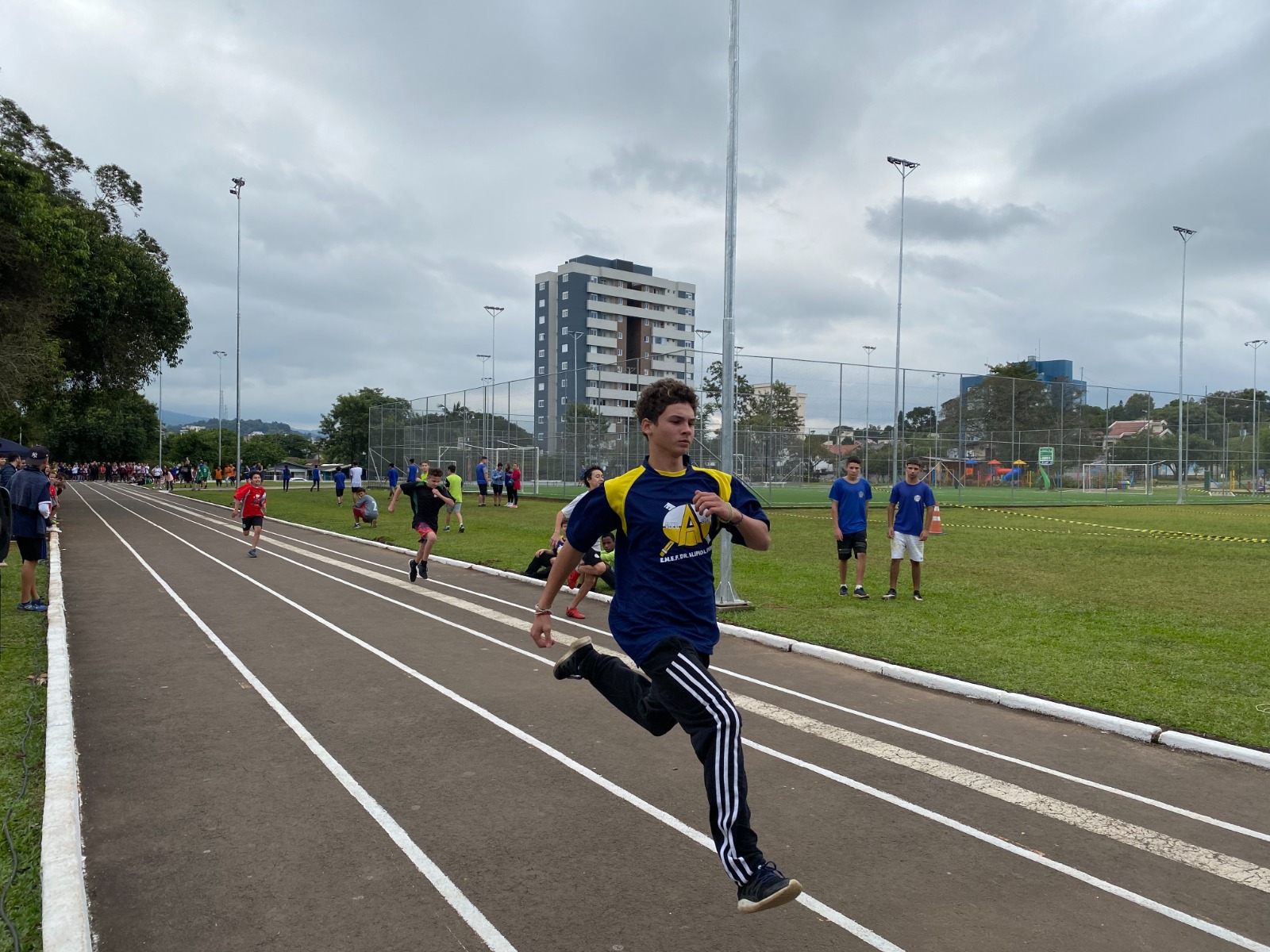Jogos Estudantis de Taquara iniciam reunindo mais de 300 competidores