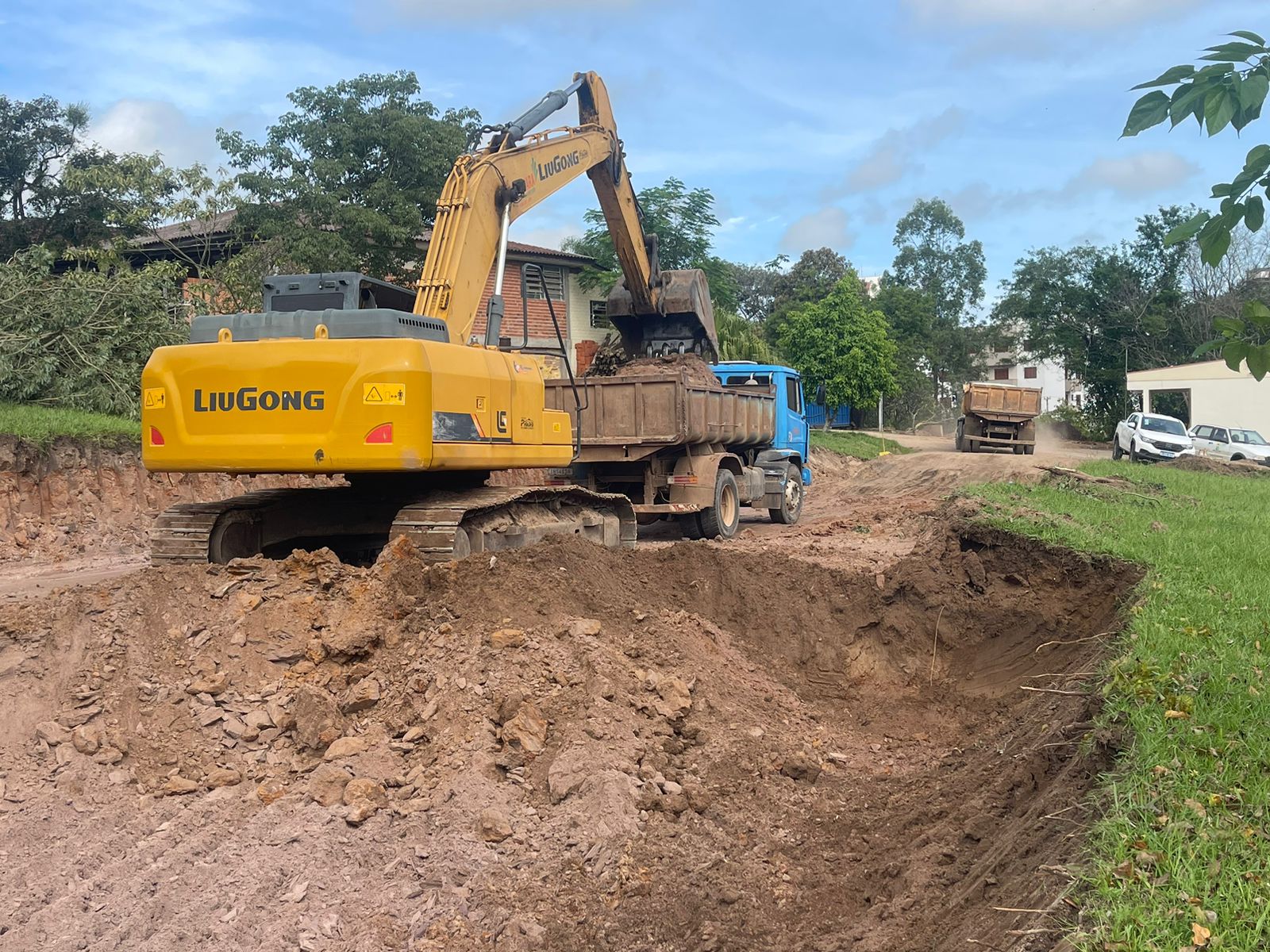 Secretaria de Obras de Taquara realiza terraplanagem no local onde ocorrerá a ampliação do Hospital Bom Jesus