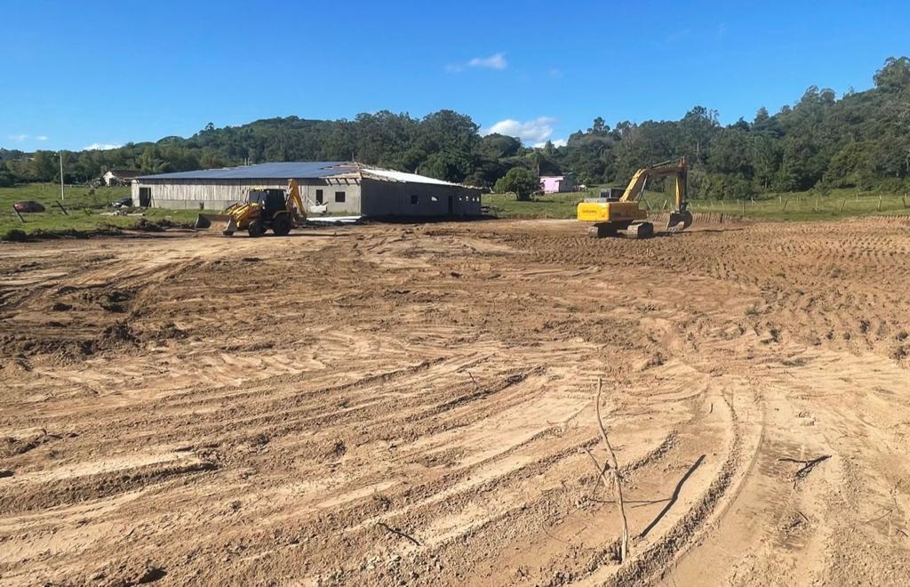 Secretaria de Obras e Serviços de Taquara realiza terraplanagem na sede do CTG Essência Gaúcha