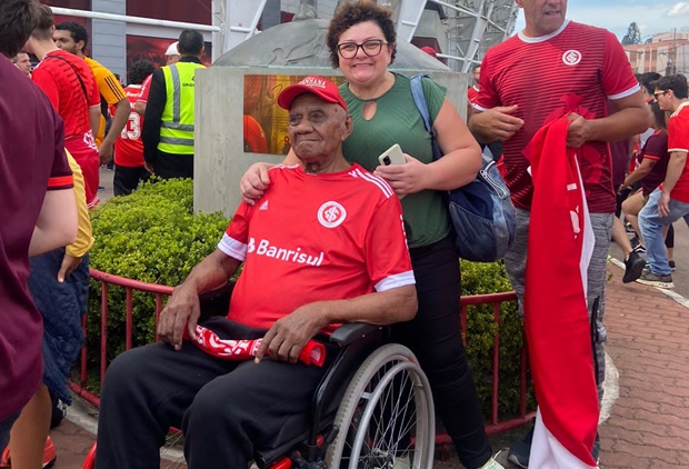 Após reportagem da Rádio Taquara, colorado de 109 anos visita o Beira Rio pela primeira vez e assiste jogo do Inter e Flamengo