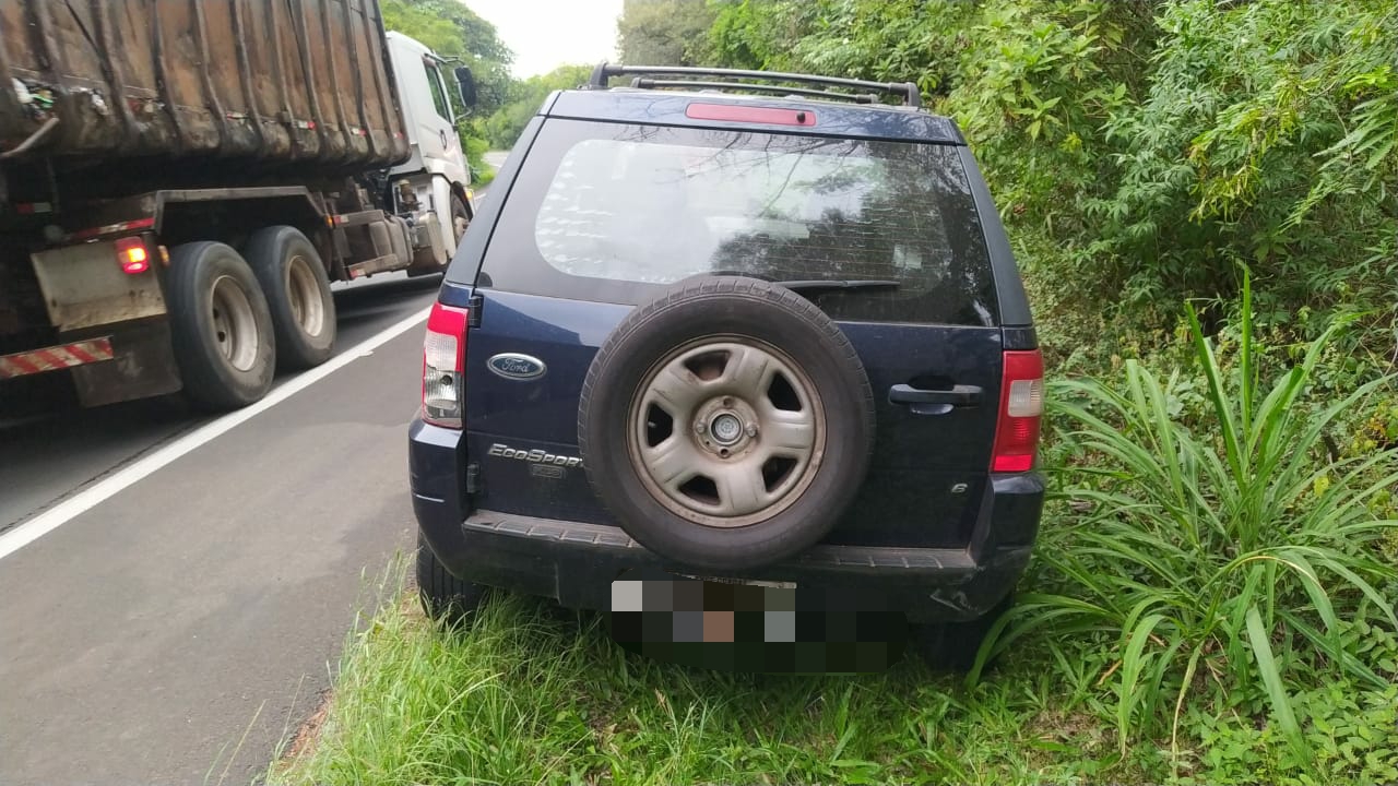Condutor de veículo tomba reboque na ERS-115 em Igrejinha
