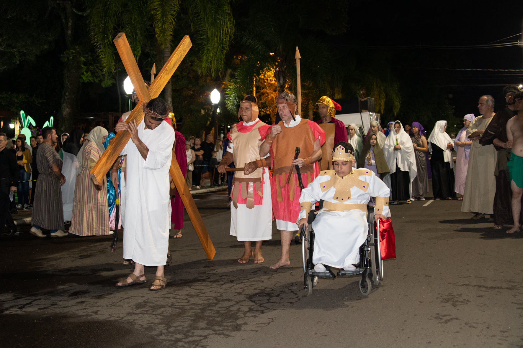 Emoção toma conta do público que acompanhou a apresentação da Via Sacra em Três Coroas
