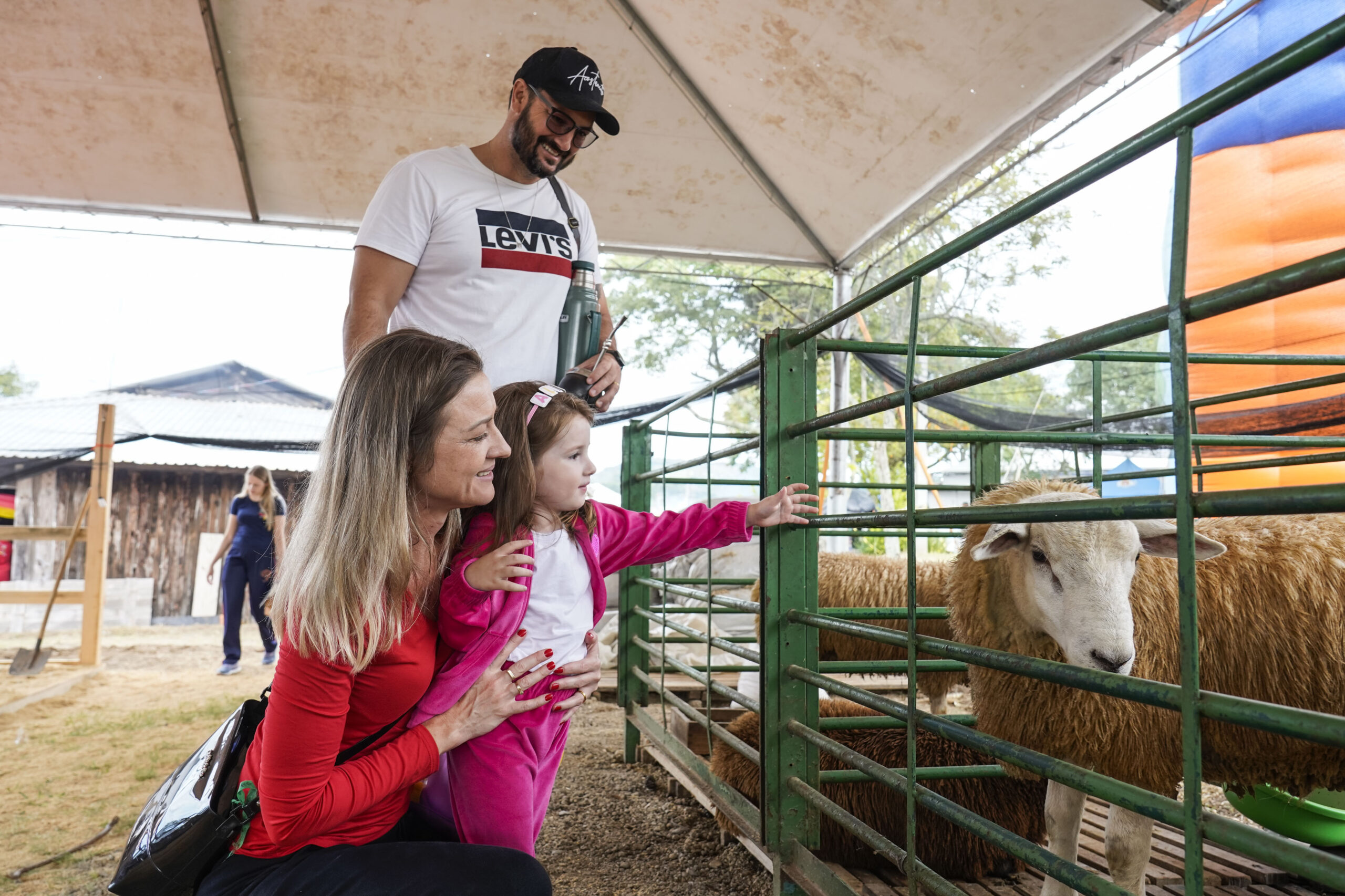 Animais encantam as crianças durante o 2° Taquara Campo