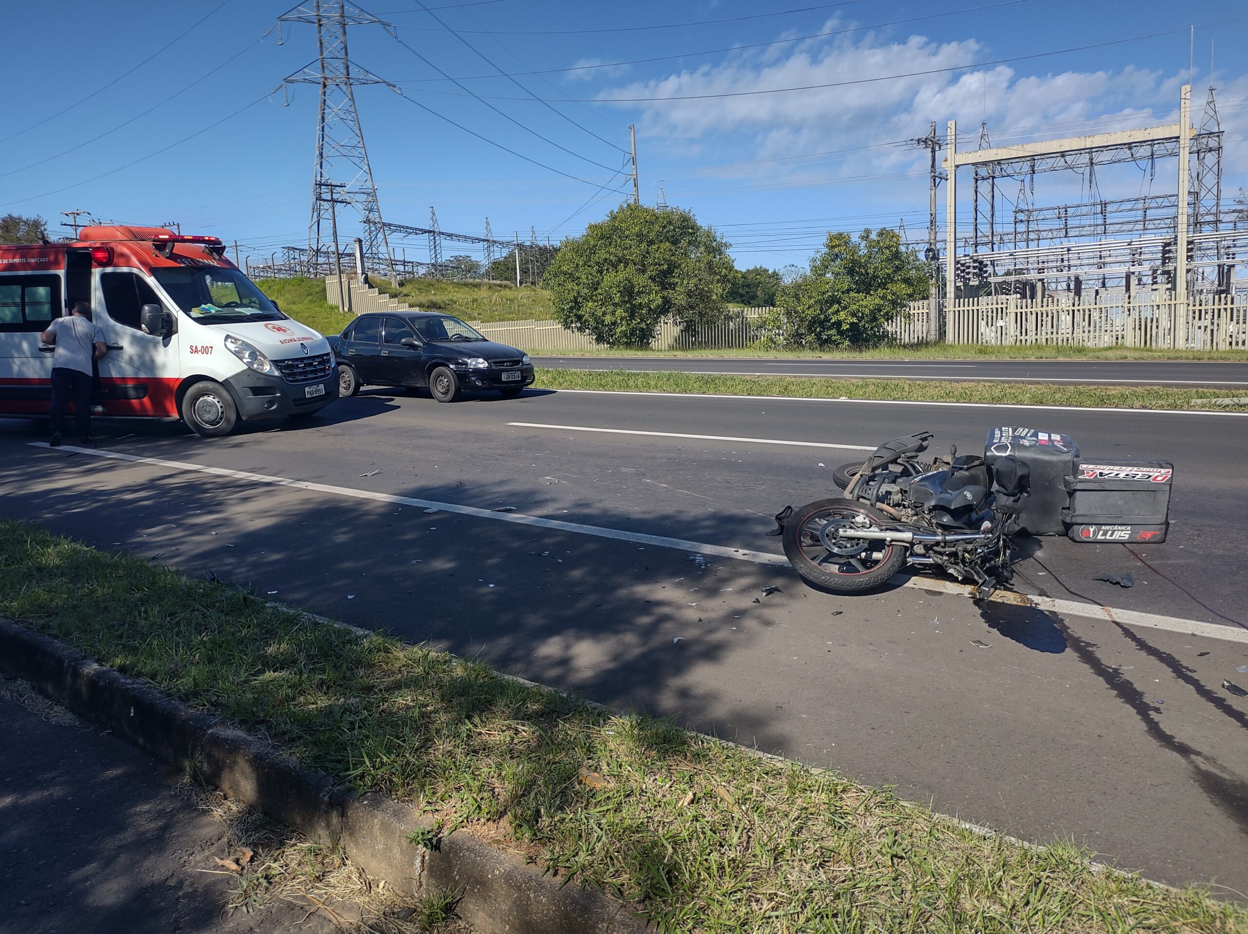 Colisão entre carro e moto deixa um homem ferido na ERS-239 em Taquara