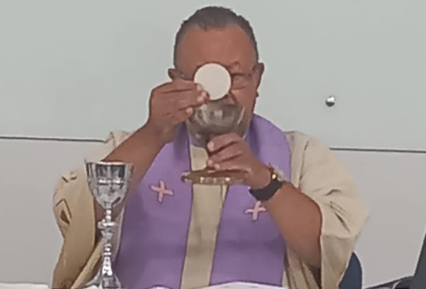 Missas e aconselhamento com padre Ari são realizadas na Faccat todas as semanas