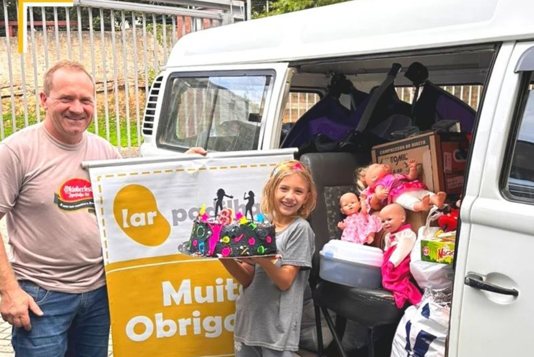 Menina recebe brinquedos e roupas de aniversário de 8 anos e doa para crianças do Lar Padilha
