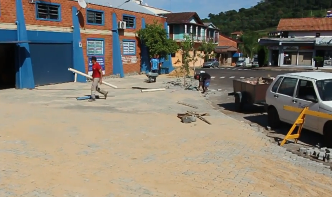 Ginásio Municipal recebe pavimentação no pátio externo em Parobé