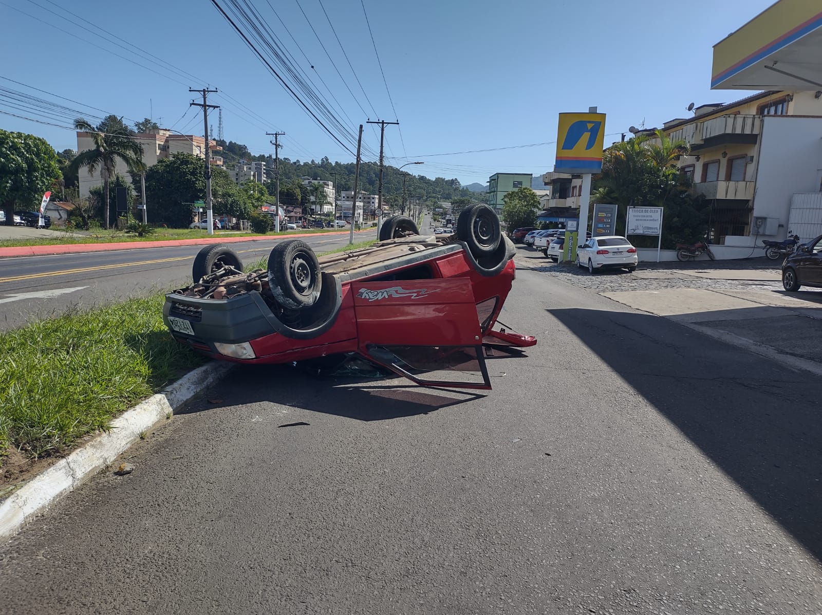Colisão entre veículos provoca capotamento na ERS-020 em Taquara