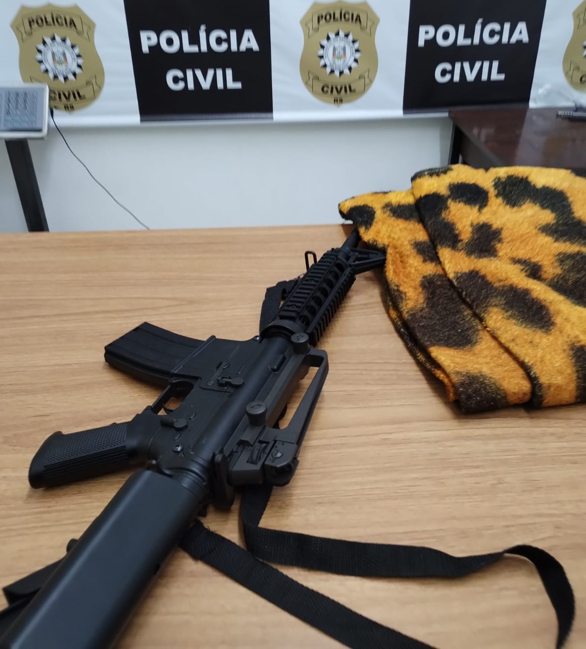 Polícia Civil de Taquara apreende réplica de fuzil utilizada para amedrontar e extorquir empresários