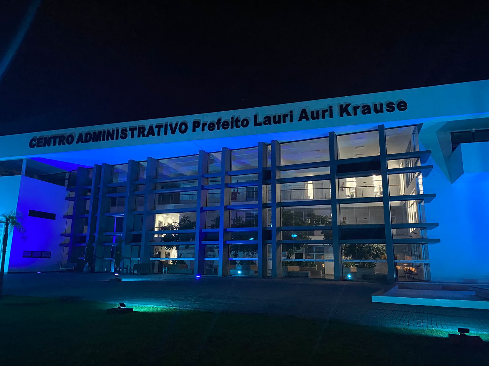 Igrejinha ilumina Centro Administrativo em alusão ao mês de conscientização do autismo