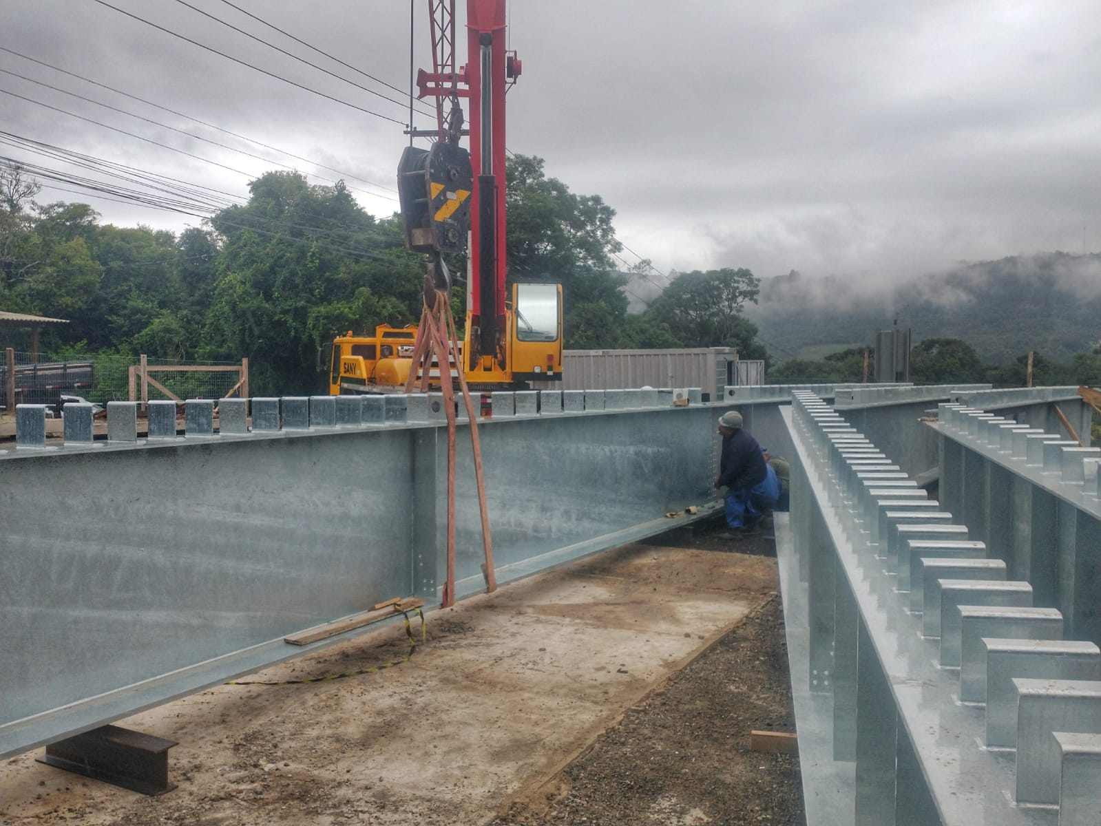 Construção de viaduto em Gramado ocasiona bloqueio de trânsito na ERS-115