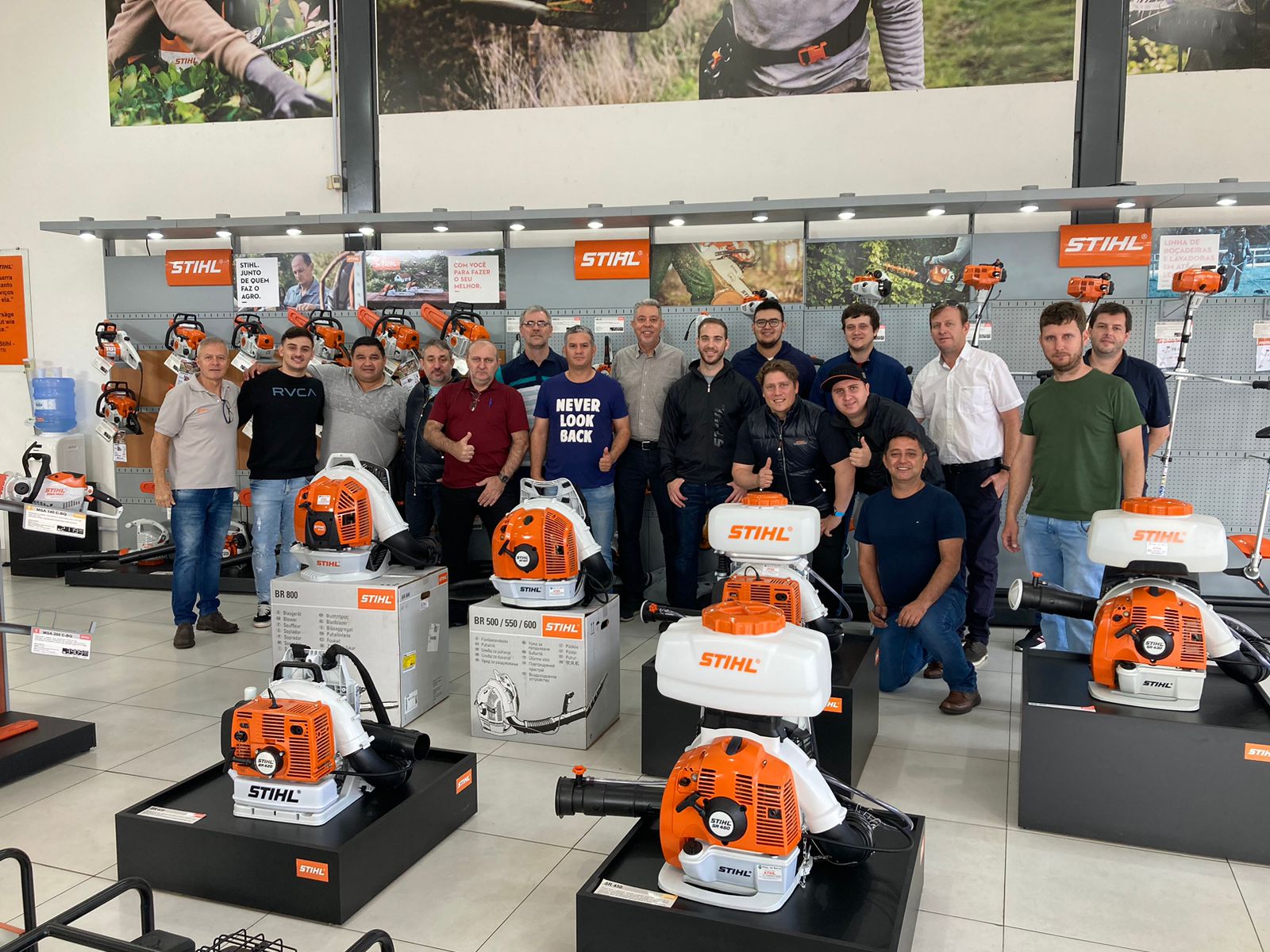 Grupo de revendedores do Paraguai realiza visita técnica na loja Stihl de Taquara
