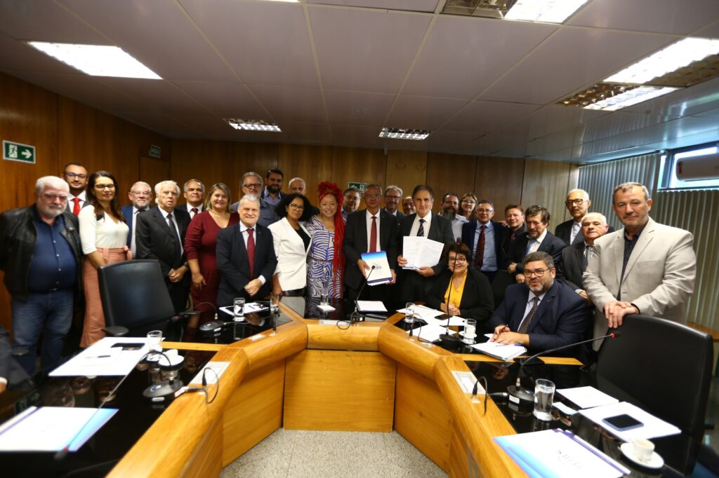 Dirigentes sindicais entregam documento ao ministro do Trabalho