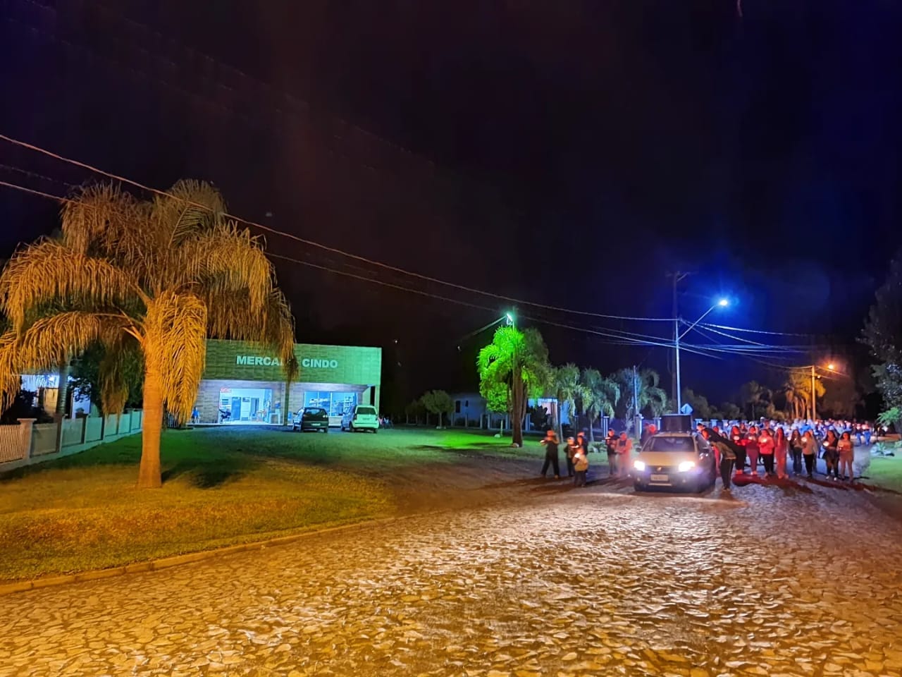 Arte e fé marcam 3ª Caminhada Iluminada promovida pelo Lar Padilha