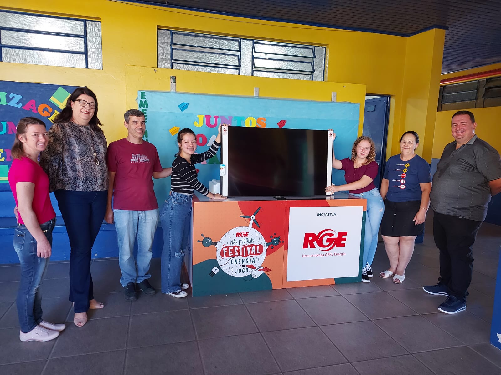 Estudantes de Rolante recebem televisão de 55 polegadas por sua participação em projeto da RGE