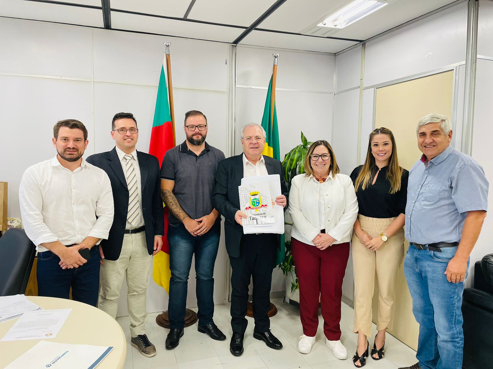 Prefeita Sirlei entrega demandas de Taquara ao secretário de Turismo do RS
