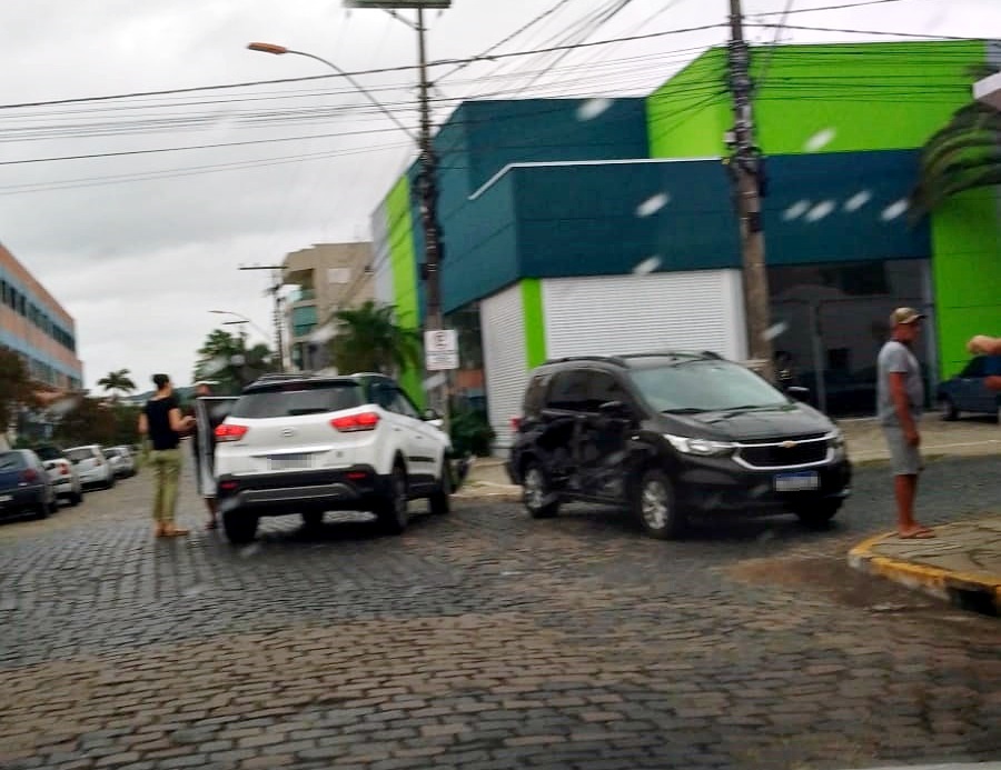 Veículos se envolvem em colisão na região central de Taquara
