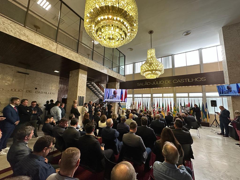 Deputado Issur Koch transfere presidência da Frente Parlamentar em Defesa do Setor Coureiro-Calçadista a Joel Wilhelm