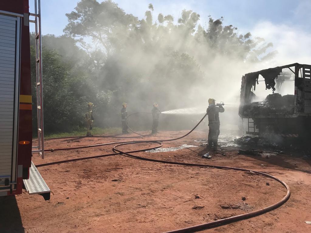 Fogo atinge caminhão de reciclagem de lixo em Parobé