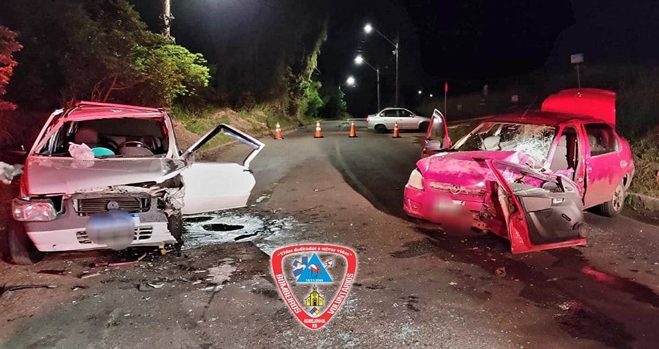 Vítimas ficam presas às ferragens após acidente entre dois veículos em Igrejinha