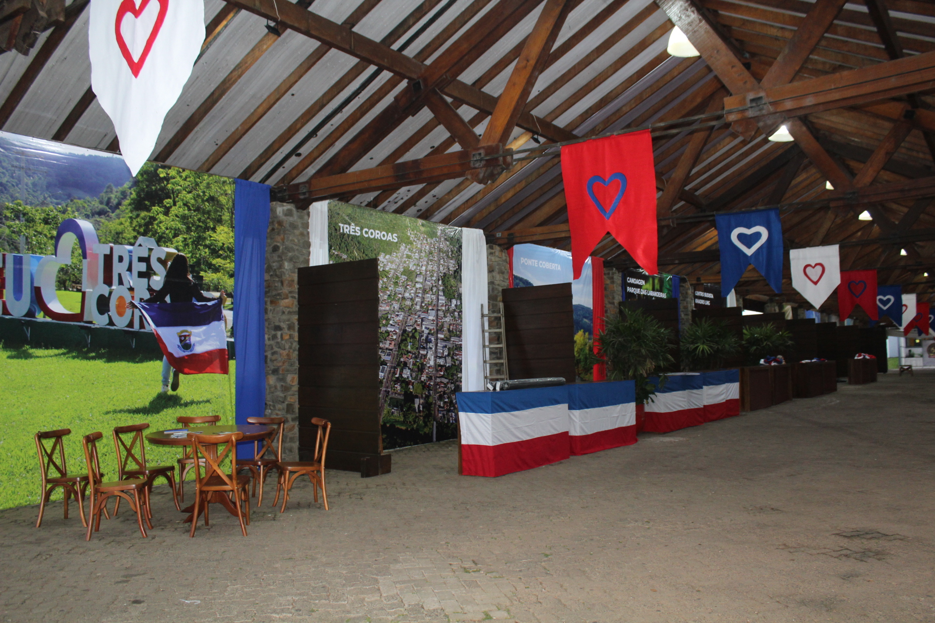 Voluntárias finalizam adereços para o Viva + Três Coroas 64 anos; comemorações iniciam neste sábado (6)