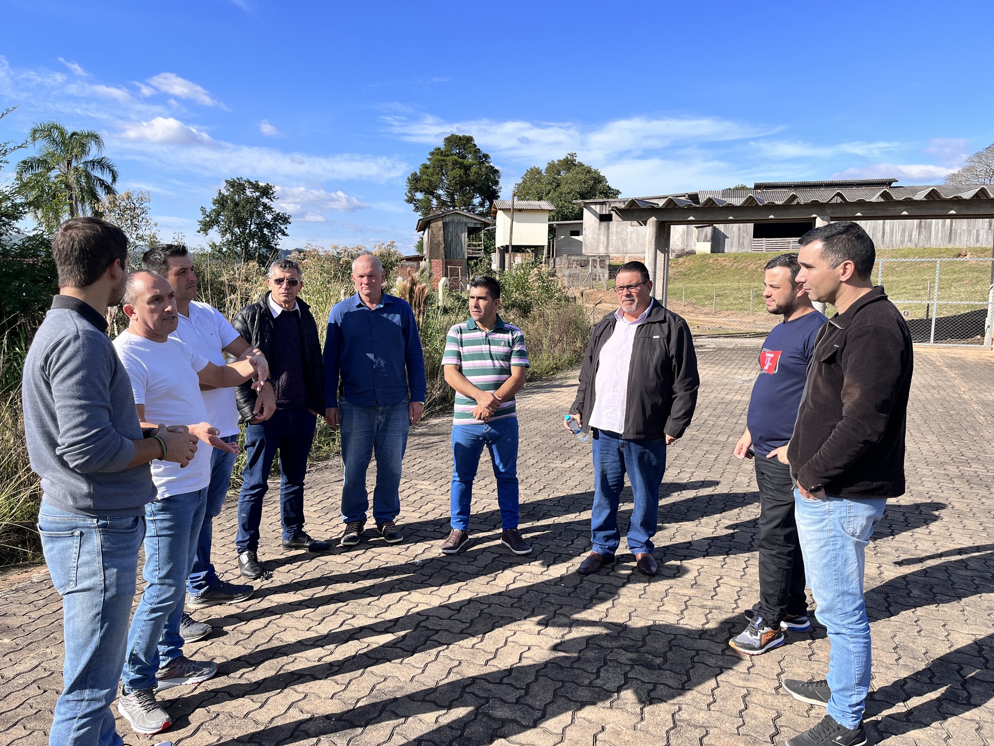 Vereadores de Parobé visitam terreno onde poderá ser instalada nova empresa de embutidos