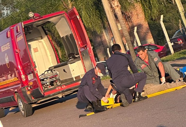 Colisão entre motocicleta e pedestre deixa três pessoas feridas na ERS-239 em Parobé
