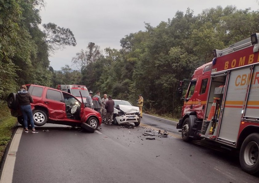 Acidente envolvendo três veículos deixa uma pessoa ferida na ERS-115